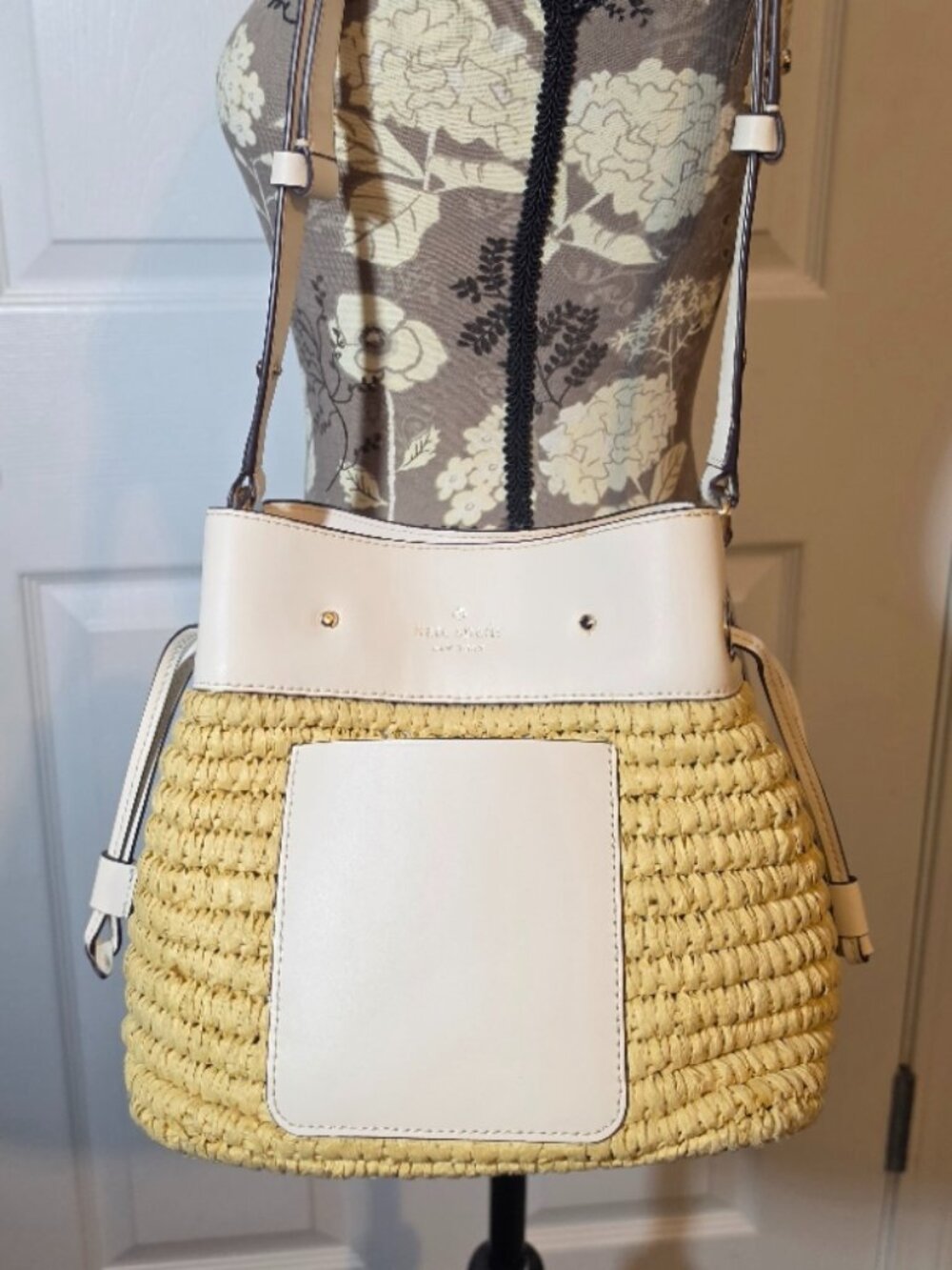 Woven bucket bag with White Leather Trim